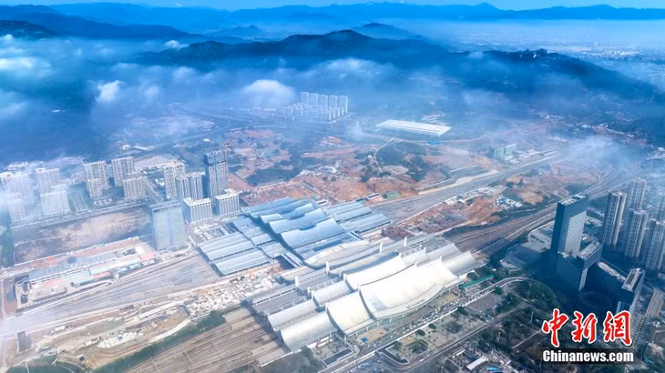图为新建厦门北站建筑面积约1400平方米的天窗施工调试成功。Hình ảnh cửa sổ trời với diện tích xây dựng khoảng 1.400 m2 của ga Hạ Môn Bắc xây mới được thi công điều chỉnh thử nghiệm thành công.
