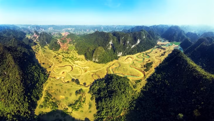 同林草原被重重叠叠的石灰岩山脉所环抱 Thảo nguyên Đồng Lâm được bao bọc bởi các dãy núi đá vôi trùng điệp