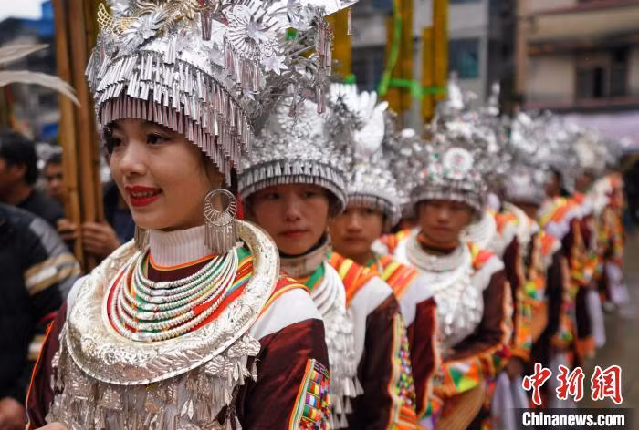百鸟衣芦笙十二坡会上，盛装出席的瑶族姑娘。 Các cô gái dân tộc Dao ăn mặc lộng lẫy tham gia Lễ hội Khèn Bách Điểu Y ngày 12 tháng Giêng.