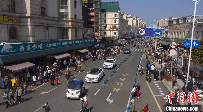 图为春节期间东兴国门景区热闹非凡。 东兴市融媒体中心供图 Hình ảnh vô cùng sôi nổi náo nhiệt tại Khu du lịch Quốc Môn Đông Hưng trong kỳ nghỉ Tết. Ảnh do Trung tâm Hội tụ truyền thông thành phố Đông Hưng cung cấp