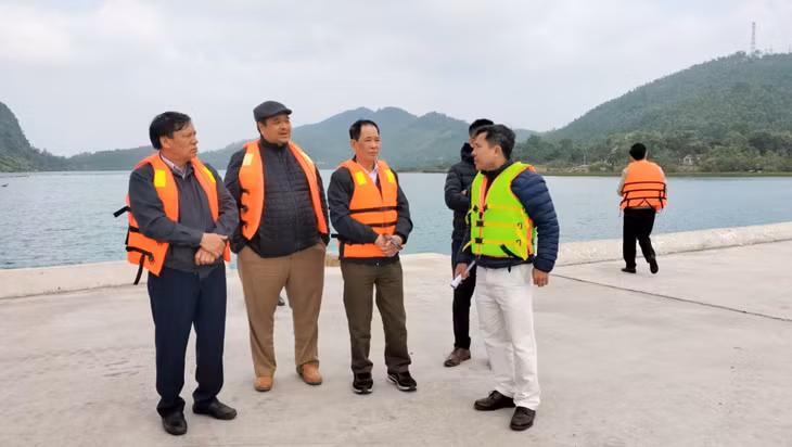 考察团在云屯县明珠岛乡进行考察。