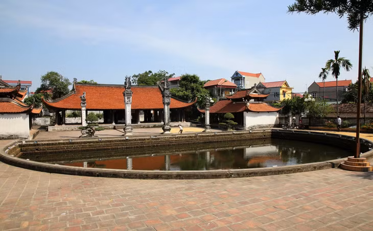 约500年历史的河内巴维县西腾亭，不仅是著名的木制建筑遗产，也是越南北部地区具有代表性的村亭之一。 Đình Tây Đằng, Ba Vì, Hà Nội tồn tại gần 500 năm là di sản kiến trúc gỗ nổi tiếng, một trong những ngôi đình tiêu biểu của miền bắc Việt Nam.