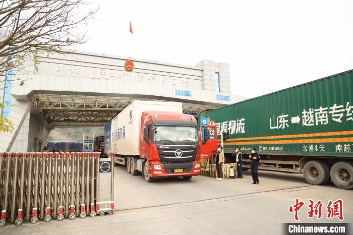 货车正在通过广西崇左市宁明县爱店口岸 Xe hàng đang thông quan qua cửa khẩu Ái Điểm, huyện Ninh Minh, thành phố Sùng Tả, Quảng Tây