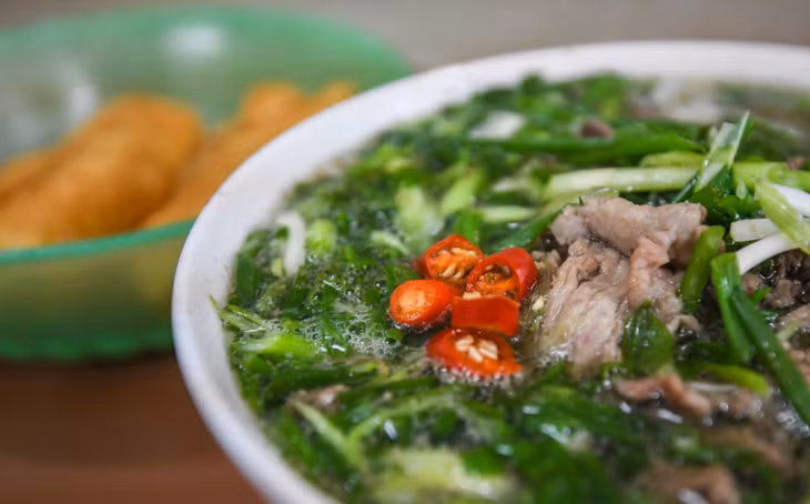 正宗的河内河粉肉质软嫩，粉皮劲道，汤底浓厚 Phở Hà Nội chuẩn vị với thịt mềm, bánh phở dẻo, nước dùng đậm đà