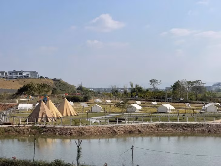 游客在趣麓露营地烧烤，品美食 Du khách nướng đồ ăn, thưởng thức món ăn trong cơ sở cắm trại Thú Lộc