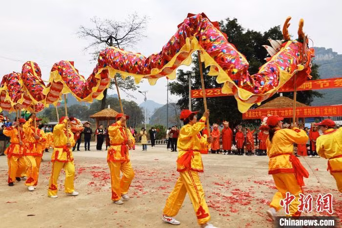 舞龙现场 Khung cảnh múa rồng