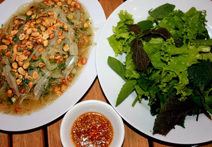 初加工后，将鱼和酱汁搅拌均匀 Cá sau khi sơ chế được trộn đều với nước sốt