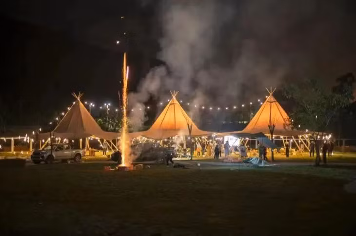 趣麓露营地夜景，温馨浪漫 Cảnh đêm của cơ sở cắm trại Thú Lộc, ấm áp và lãng mạn