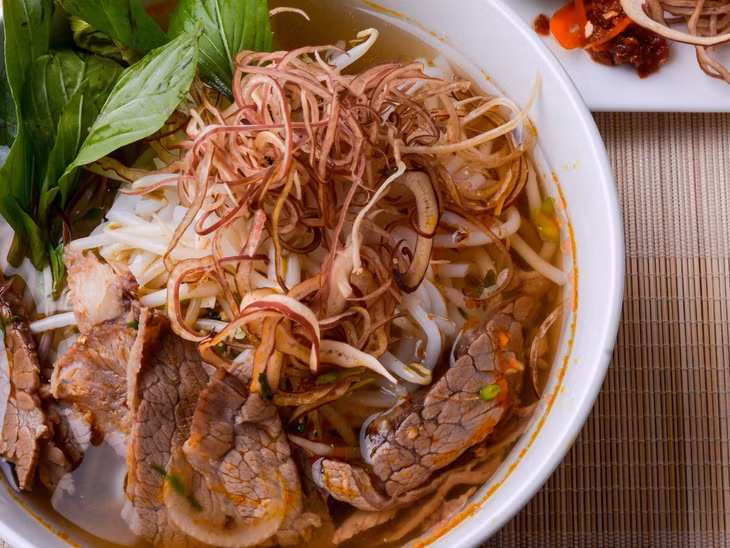 顺化牛肉粉最吸引人的是粗粉条和特色汤底 Bún bò Huế hấp dẫn với sợi bún to và nước dùng đầy đặc sắc