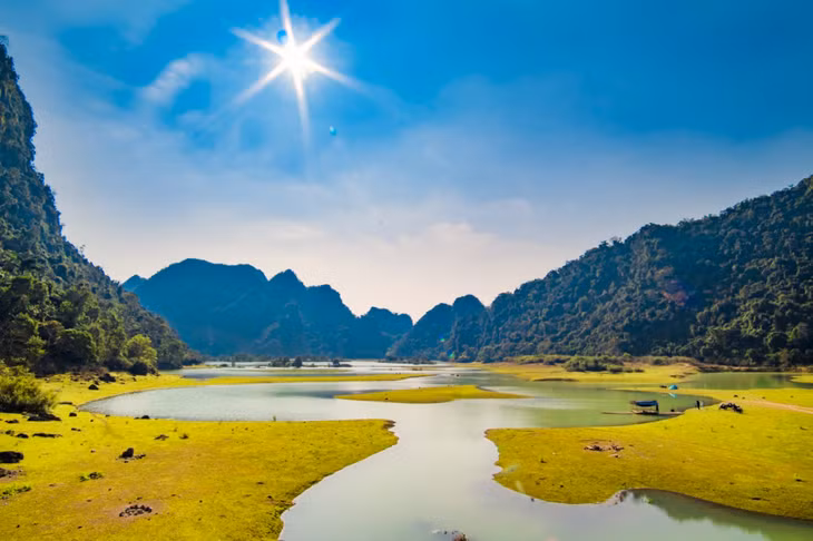 一条条碧绿的溪流穿越山谷 Những dòng suối xanh mát chảy vắt ngang thung lũng