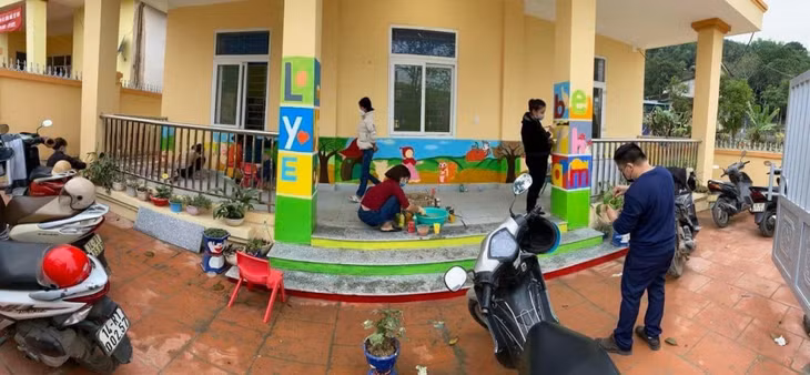 巴制县屯拖幼儿园老师对学校进行打扫卫生。