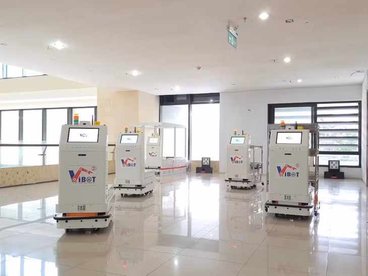 隔离区应用Vibot-2 机器人为新冠肺炎患者提供服务 Sử dụng robot Vibot-2 phục vụ trong các khu vực cách ly bệnh nhân Covid-19