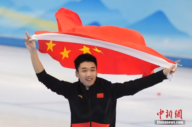 打破奥运纪录！ 高亭宇夺速度滑冰男子500米金牌 ảnh 1