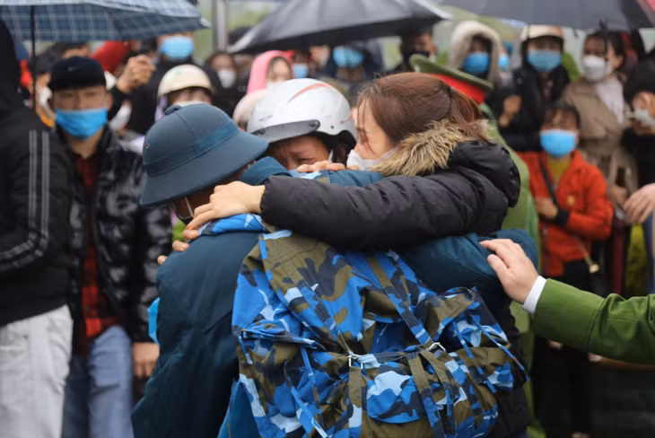 新兵的亲人也来送他们上路执行任务。