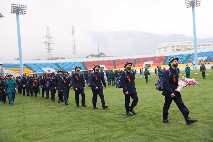 新兵兴高采烈地参军保卫祖国 ảnh 4