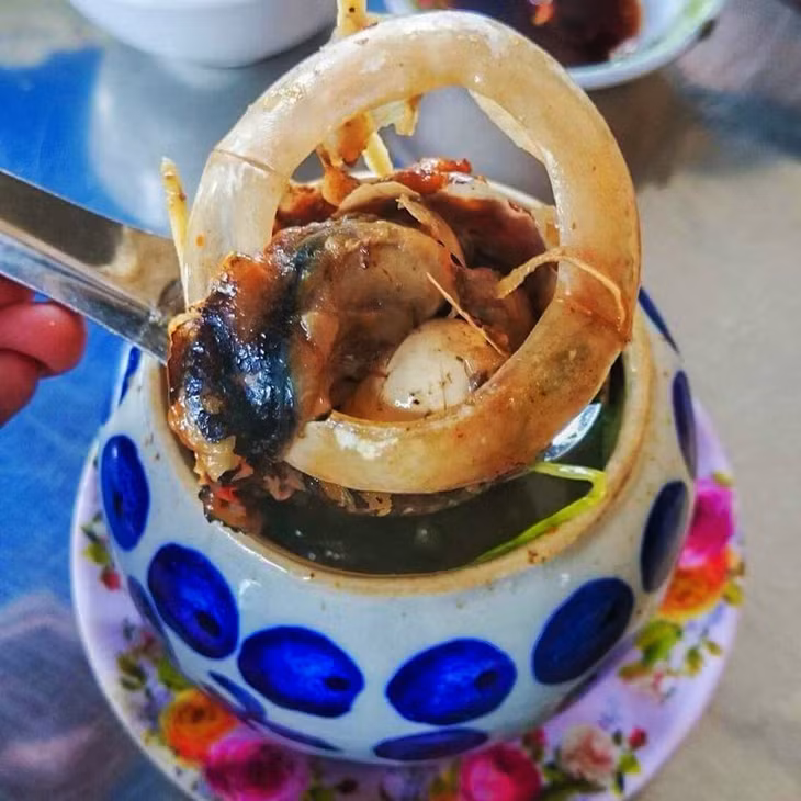 装在小砂锅里的中药炖金枪鱼眼，每个砂锅刚好装一只鱼眼。 Mắt cá ngừ đại dương hầm thuốc bắc đựng trong hũ nhỏ, mỗi hũ vừa một con mắt.