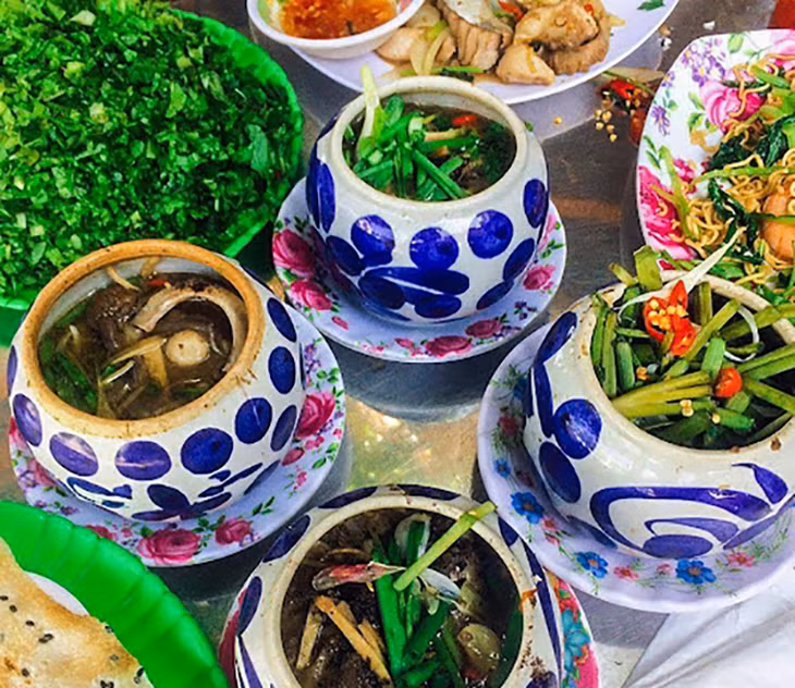 这道菜品之肥美，药香四溢 Món ăn có vị béo ngậy, thơm mùi thảo mộc
