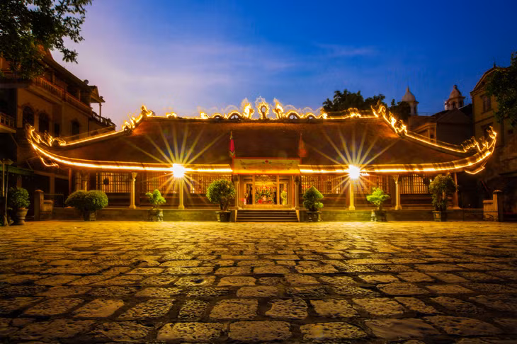 下田节清晨的丰谷庙 Đình Phong Cốc trong sáng sớm ngày khai hội
