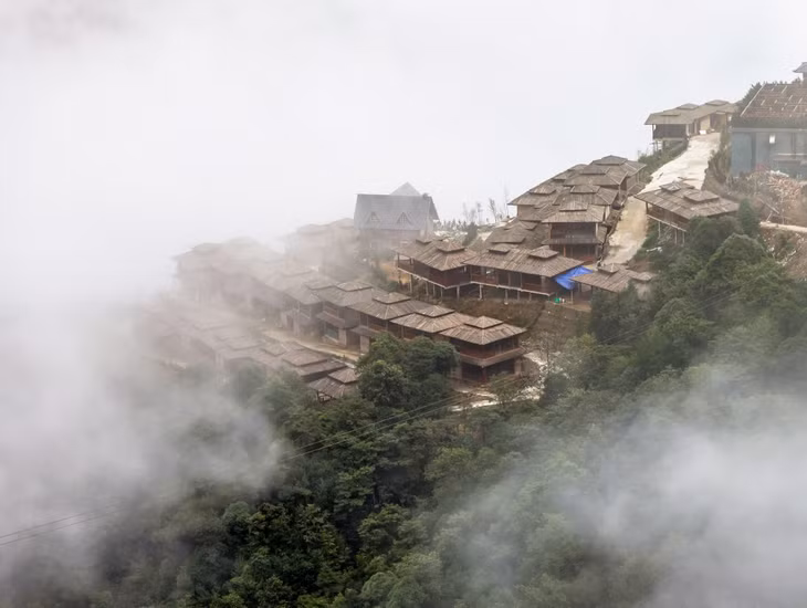 乌季胡山口缭绕云雾中的民宿。图：陈孝/越南画报 Một khu homestay ẩn hiện trong mây trên đèo Ô Quy Hồ. Ảnh: Trần Hiếu/ Báo ảnh Việt Nam
