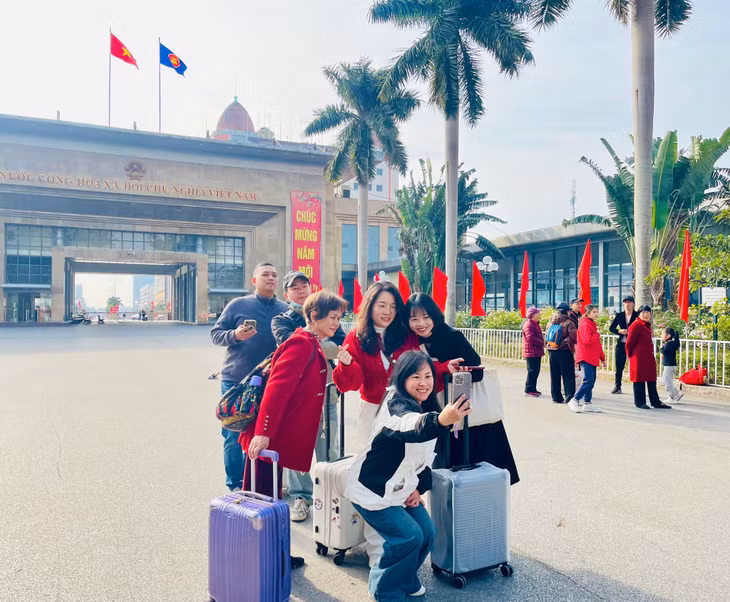 中国游客经芒街国际口岸入境越南。