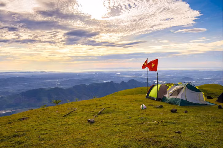 浦须山顶有一片广袤的草原，绿意盎然，气候四季宜人，非常适合露营。 Trên đỉnh Pù Xèo có một thảo nguyên rộng lớn, xanh mướt, khí hậu quanh năm dễ chịu, vô cùng lý tưởng để dựng trại.