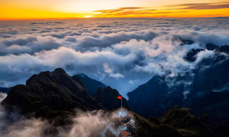 黄昏时分的番西邦峰云海（图/裴春越） Biển mây vây đỉnh Fansipan lúc hoàng hôn. Ảnh: Bùi Xuân Việt