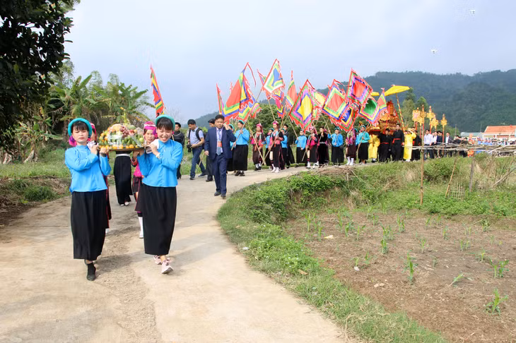 陆呐亭庙会——平辽地区最大规模的庙会之一。 Lễ hội đình Lục Nà - một trong những lễ hội quy mô lớn nhất vùng Bình Liêu.