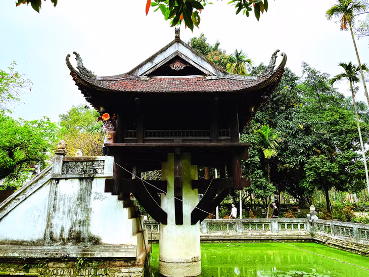 独柱寺的原名为莲花台，其建筑风格独具匠心，宛如水面上漂浮的一朵莲花。 Chùa Một Cột có tên ban đầu là Liên Hoa Đài, với lối kiến trúc độc đáo như một bông hoa sen nổi trên mặt nước.