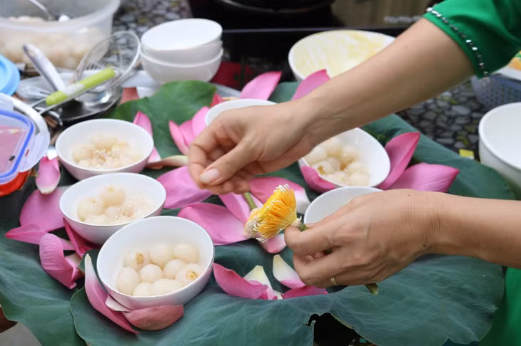 莲子甜品是越南美食中一道精致的美食。 Chè sen là món ăn tinh tế trong ẩm thực Việt.