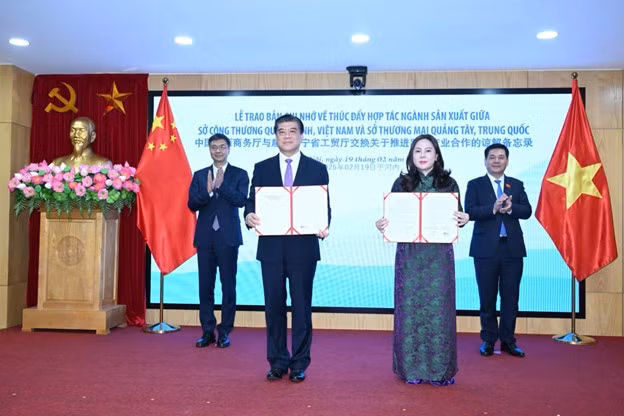 广宁省工贸厅（越南 - 右）与广西壮族自治区商务厅（中国 - 左）领导签署了关于促进制造业合作的谅解备忘录。