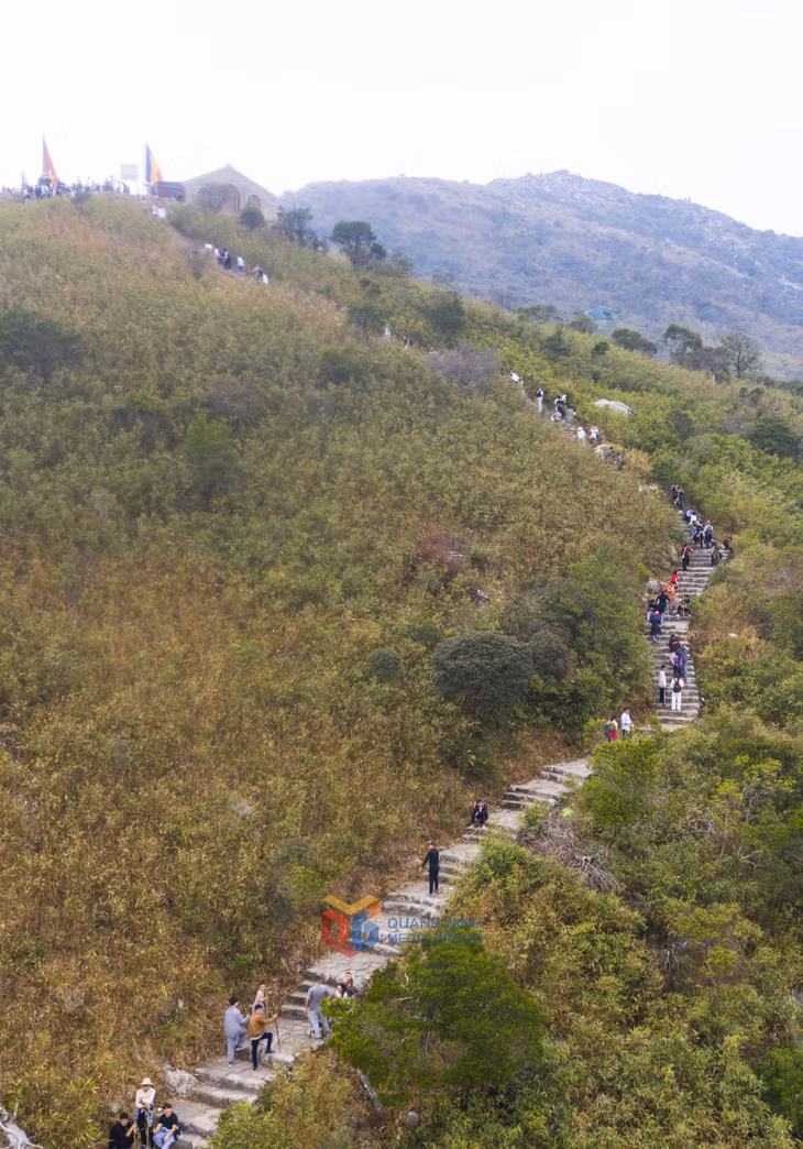 游客前往往铜寺顶。