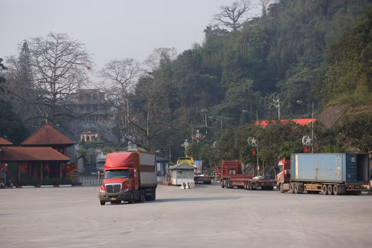 车辆在越南友谊国际口岸有序通关（图：越南政府网 俊勇） Xe thông quan nhịp nhàng tại Cửa khẩu quốc tế Hữu Nghị Việt Nam - Ảnh VGP Tuấn Dũng