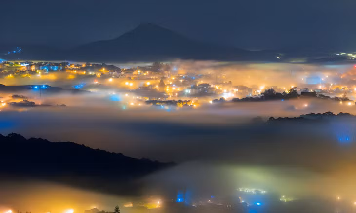 6月至10月是大叻观赏云海的最佳时节。图为悠生山云雾缭绕的景象。（图/裴春越） Từ tháng 6 đến tháng 10 là thời điểm thích hợp săn mây ở Đà Lạt. Trong ảnh là cảnh mây bao phủ đồi Du Sinh. Ảnh: Bùi Xuân Việt