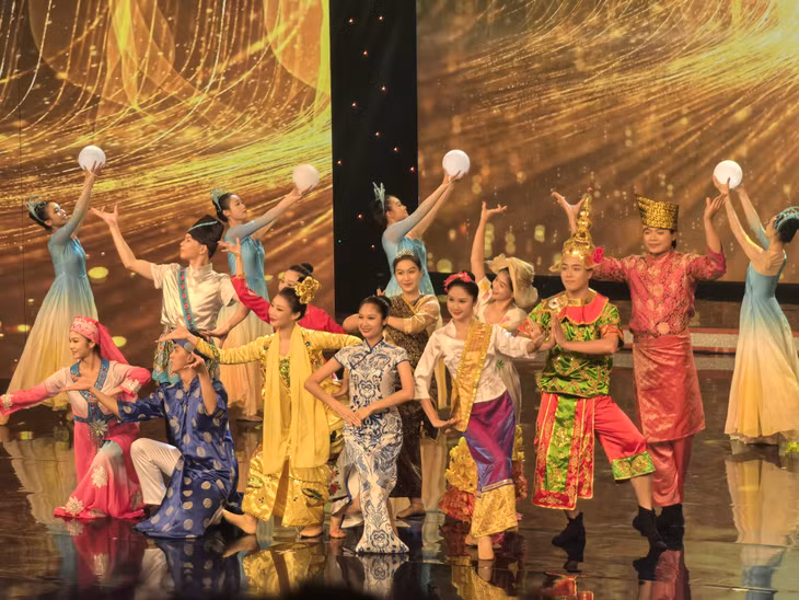 9月13日，“一湾明月共潮生”第四届跨国中秋晚会在中国广西南宁上演，图为开场舞《月满中秋》。