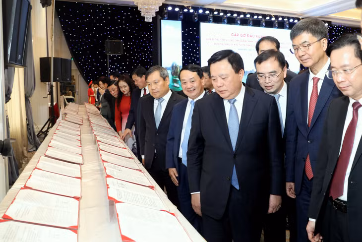 越南广宁、凉山、高平、河江和中国广西壮族自治区领导参观各方于2025年签署的谅解备忘录。