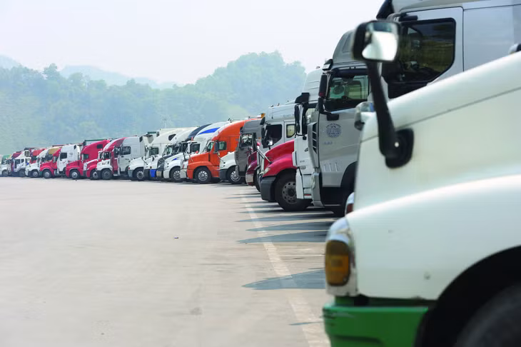 车辆在越南新清口岸排队通关（图：越南政府网 俊勇） Xe chờ thông quan xếp hàng dài tại Cửa khẩu Tân Thanh - Ảnh VGP/Tuấn Dũng