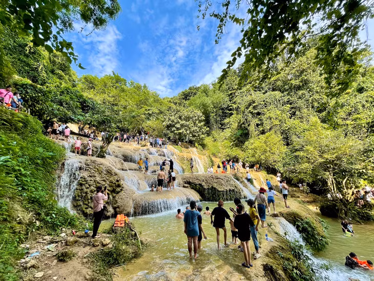 清化省西部山区的各个县拥有非常丰富多样的自然旅游资源。 Các huyện miền núi phía Tây tỉnh Thanh Hóa có nguồn tài nguyên du lịch tự nhiên vô cùng phong phú, đa dạng.