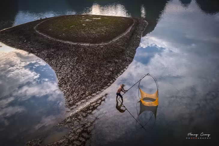 晨雾中，渔民在静谧的空间，诗情画意的景色里捕鱼。 Trong sương sớm, những ngư dân đánh bắt cá trong không gian yên tĩnh, cảnh sắc thơ mộng trữ tình.