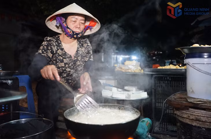 在下龙二号市场摸爬滚打了10多年的吴氏燕女士表示，她每天凌晨2时准时起床，为顾客备好当天的货品。
