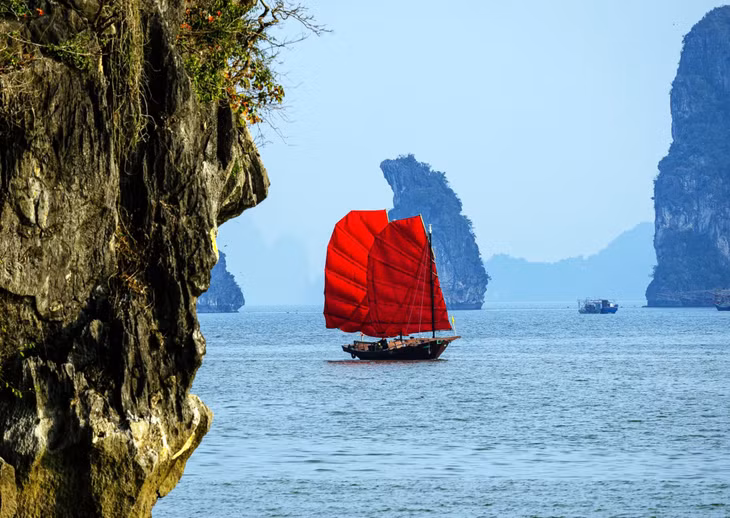 红帆——广宁新颖独特的旅游产品 Những cánh buồm đỏ - sản phẩm du lịch độc đáo mới mẻ của Quảng Ninh
