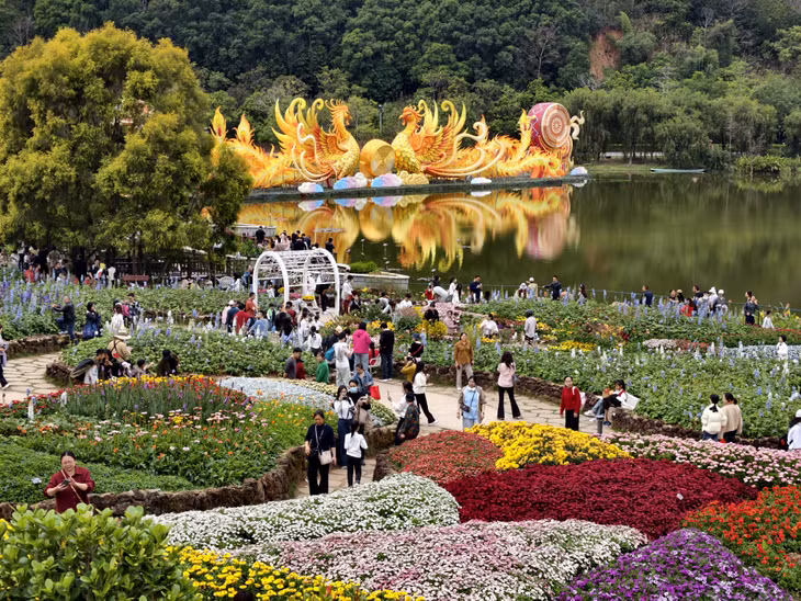 2026年2月20日，市民在广西南宁市青秀山风景区的水生花园赏花游玩 Ngày 20 tháng 2 năm 2026, người dân ngắm hoa và vui chơi tại Vườn cây thủy sinh thuộc Khu danh thắng Thanh Tú Sơn, thành phố Nam Ninh, Quảng Tây.