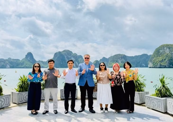 Jean-Paul de la Fuente与下龙湾-安子世界遗产管理委员会领导在下龙湾蒂托夫岛合影留念。