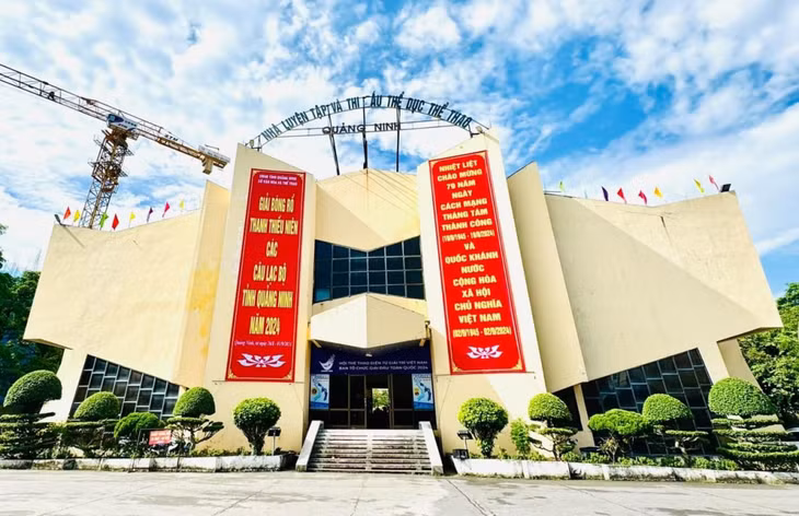 广宁体育馆装着大型海报和标语。