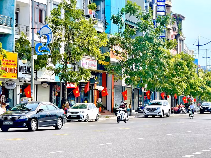 下龙市各条街道装满着鲜红国旗、鲜花、大型海报、标语等，给人民营造喜庆祥和的氛围。