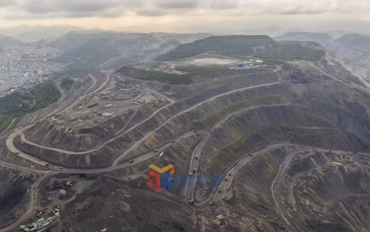 道路旁边是垃圾填埋场。目前，山坡通过环境再造林项目正在得到绿化。