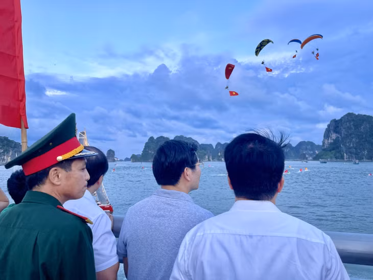 帆船、滑翔伞、水上摩托车节在越南广宁省省下龙市举办 ảnh 5