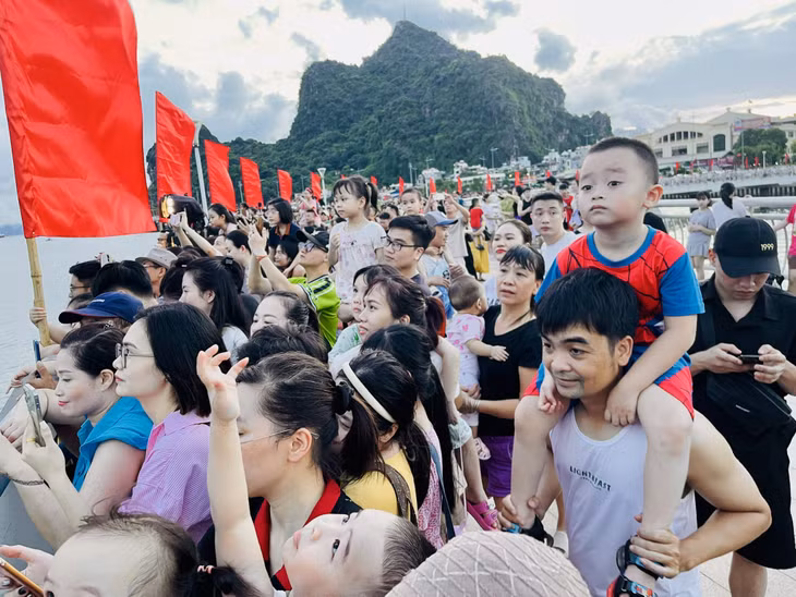 众多代表、人民群众和游客欣赏缤纷多彩的表演节目时均感到十分兴奋。