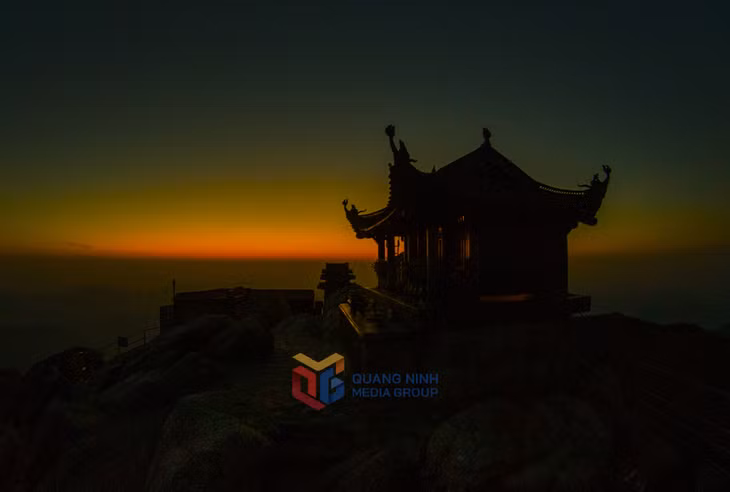 坐落在安子山顶的铜寺在日落夕阳时如梦似幻。