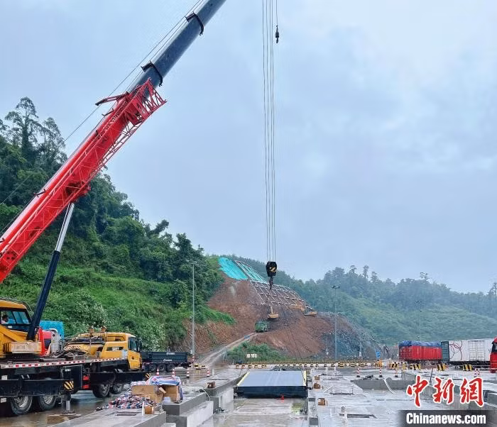 中越友谊关—友谊货运通道智慧口岸施工现场。广西交科集团有限公司供图 Công trường thi công Dự án Cửa khẩu thông minh Kênh vận chuyển hàng hóa Hữu Nghị Quan – Hữu Nghị Trung -Việt. Ảnh: Công ty Trách nhiệm Hữu hạn Tập đoàn Giao Khoa Quảng Tây