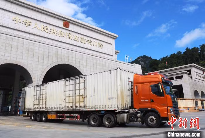 图为货车进出友谊关口岸。 Hình ảnh xe tải ra vào cửa khẩu Hữu Nghị Quan.